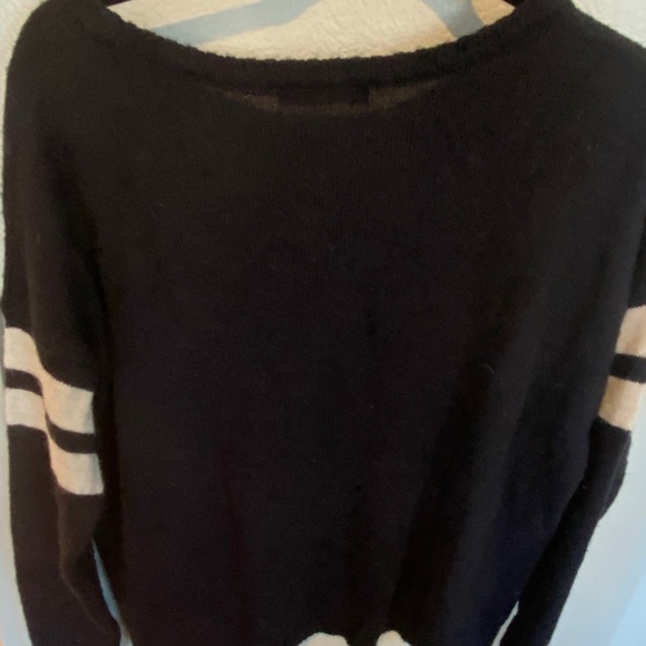 Wool sweater actually a dark blue - Picture 3 of 5